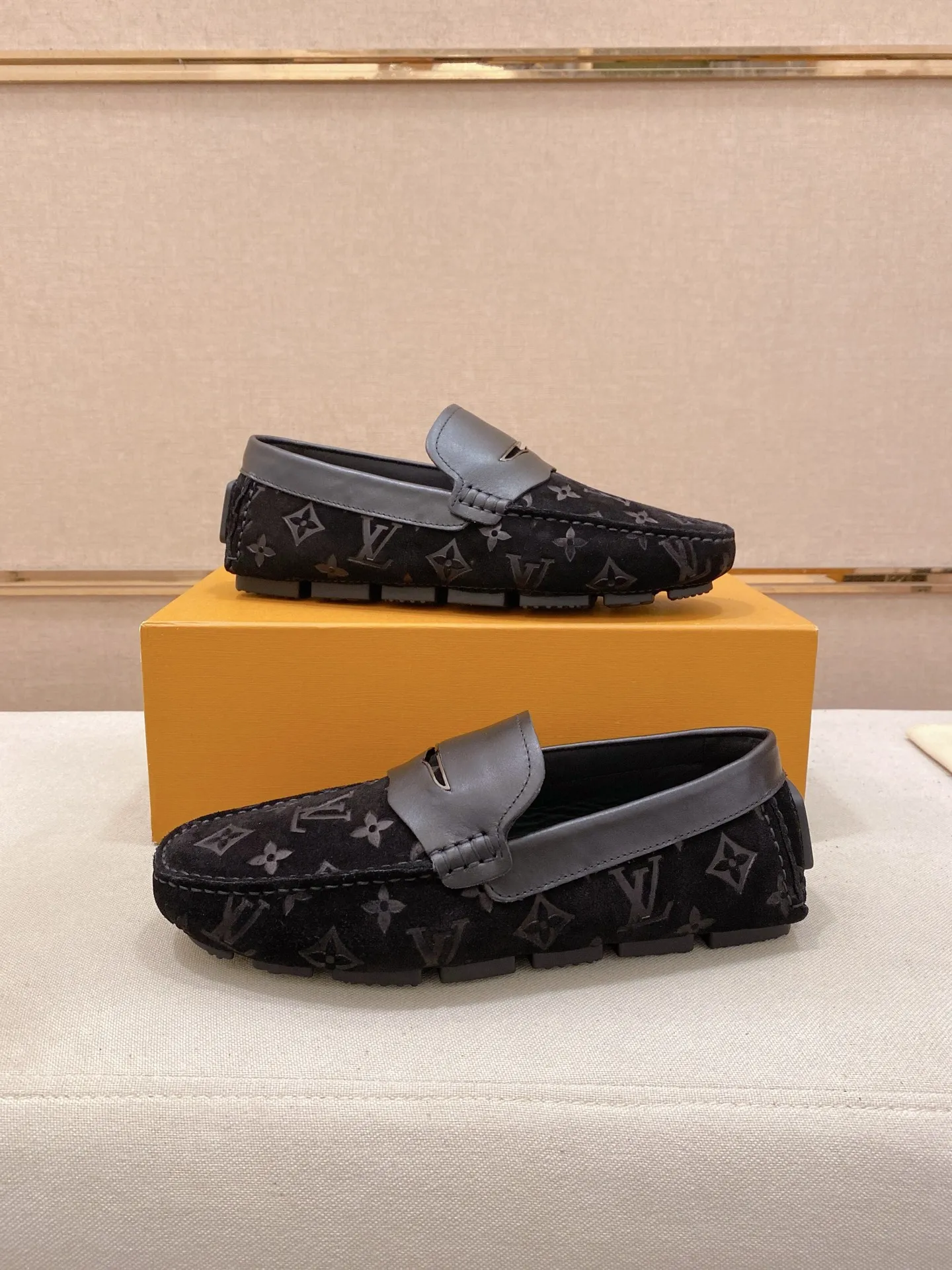 Factory price: 500💰High-end quality! LV 🆕🆕Exclusive hot-selling products in stock🔥🔥New products on the shelves, high-quality Ferragamo men's pea shoes, high-end casual driving shoes, with complete packaging! 💪 💪 Material: imported first-layer cowhide 🐂 + imported high-quality buffalo leather lining + wear-resistant outsole 👍🏻👍🏻 Features: high-end and comfortable, purely handmade 🚀 🚀 Create the perfect shoes that suit you best 🔥 🔥 Size: (38-44) 45 standard size can be customized!